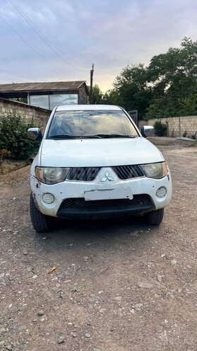 Mitsubishi L200-1
