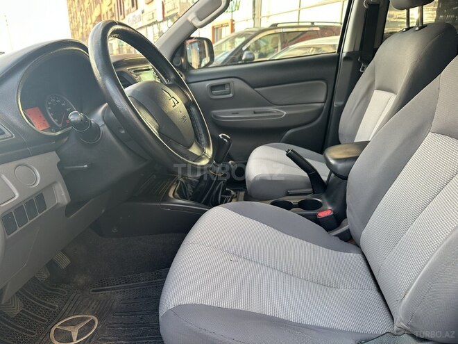 Mitsubishi L200-12