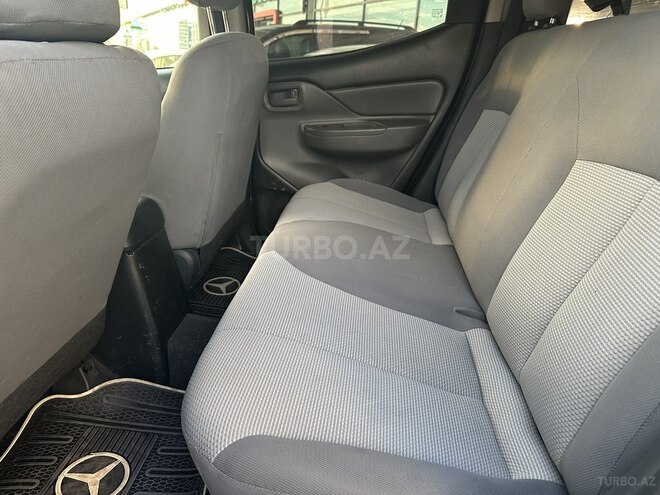 Mitsubishi L200-11