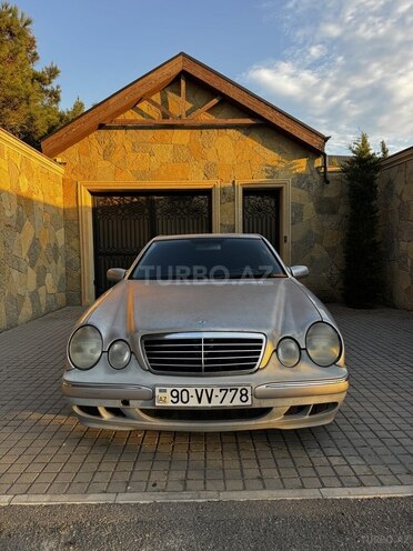 Mercedes E 270-1
