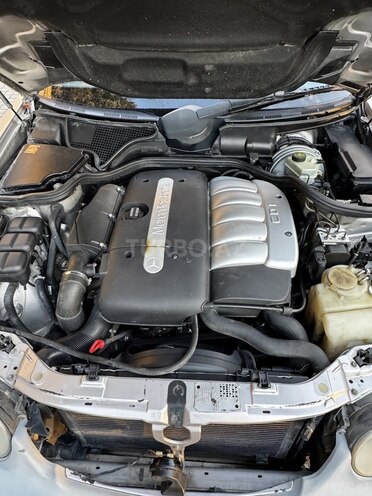 Mercedes E 270-11