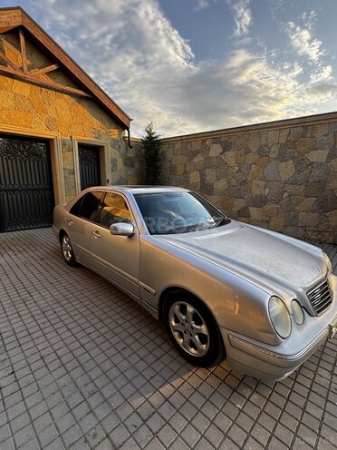 Mercedes E 270-5