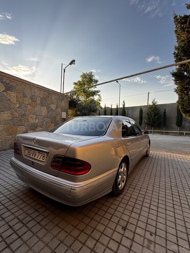 Mercedes E 270-4