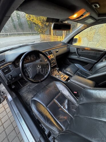 Mercedes E 270-9