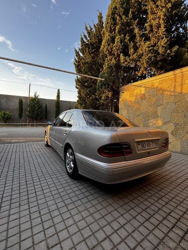 Mercedes E 270-3