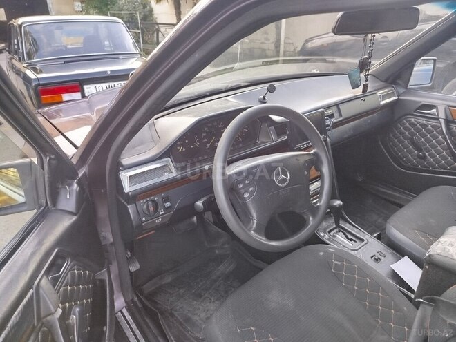 Mercedes 250 D-6