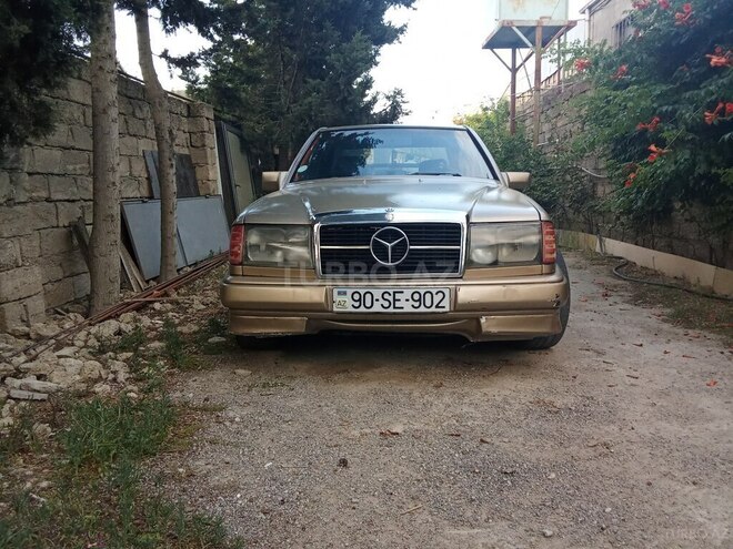 Mercedes 230 E-1
