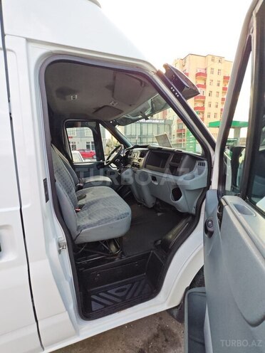 Ford Transit-13