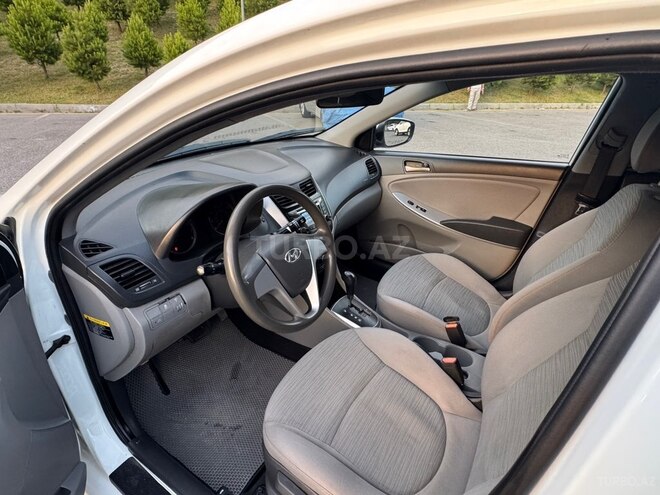 Hyundai Accent-4