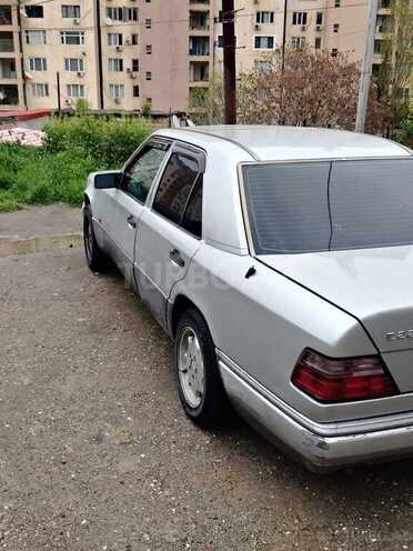 Mercedes 220 E-2