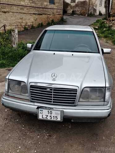 Mercedes 220 E-1