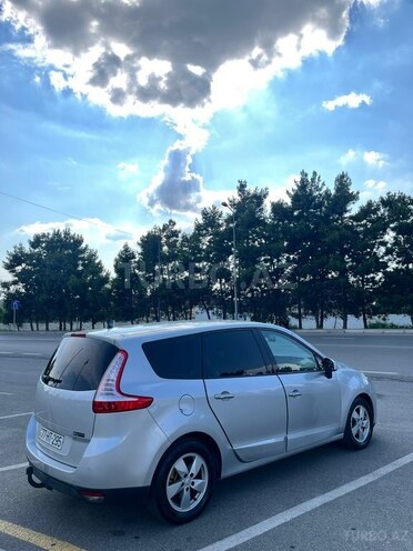Renault Grand Scenic-5