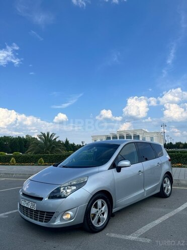 Renault Grand Scenic-12