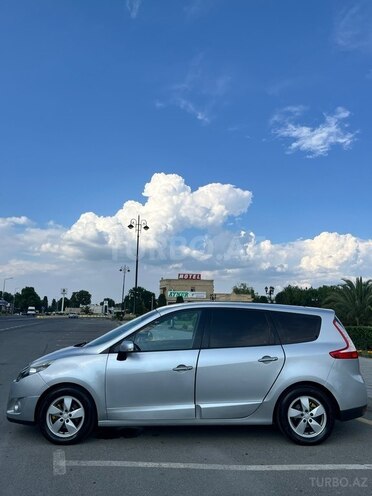 Renault Grand Scenic-13
