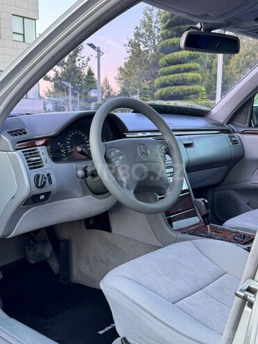 Mercedes E 240-17