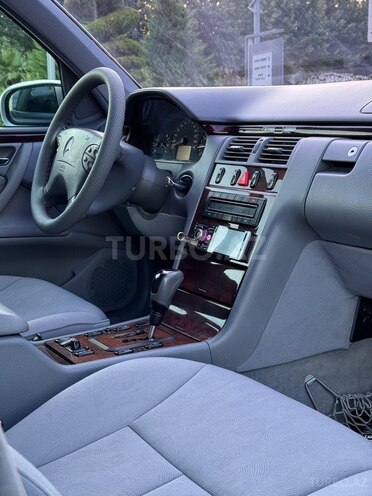 Mercedes E 240-13