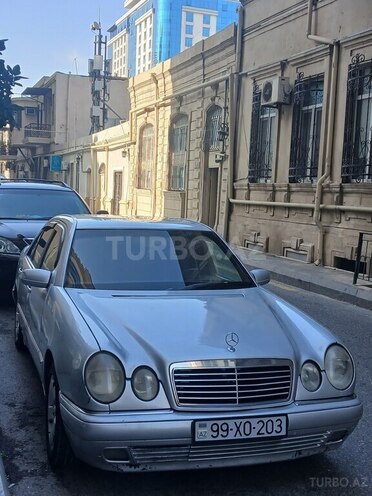 Mercedes E 280-1