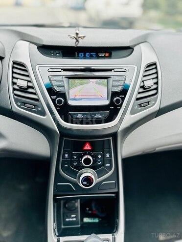 Hyundai Elantra-13
