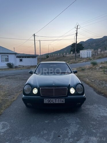 Mercedes E 240-1