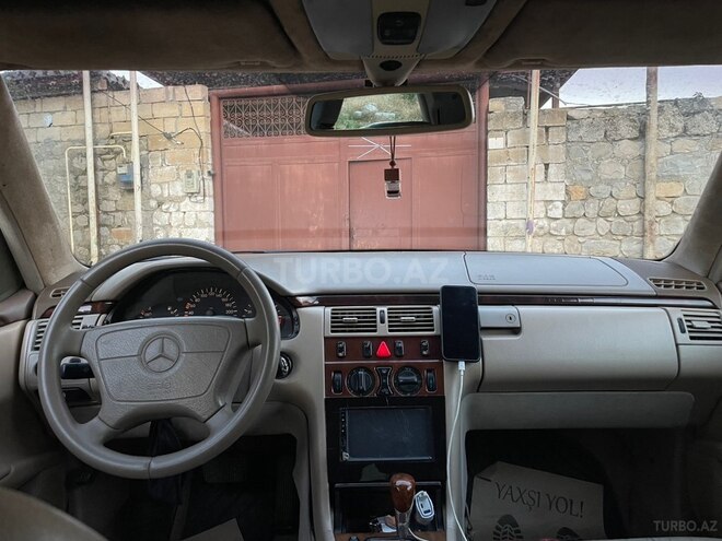 Mercedes E 240-5