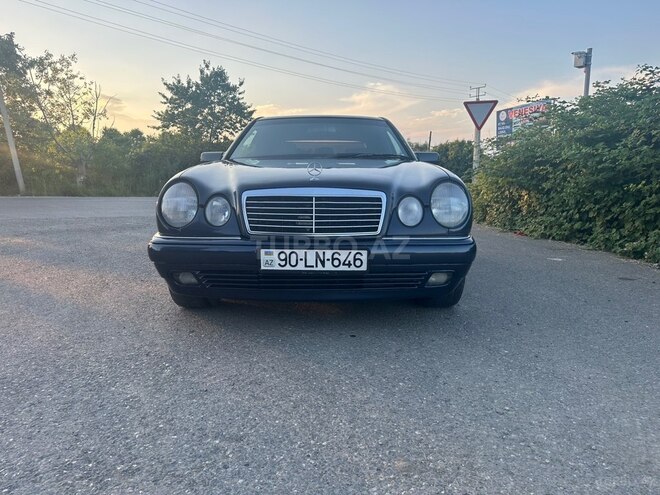 Mercedes E 240-1