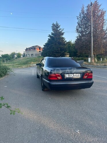 Mercedes E 240-2