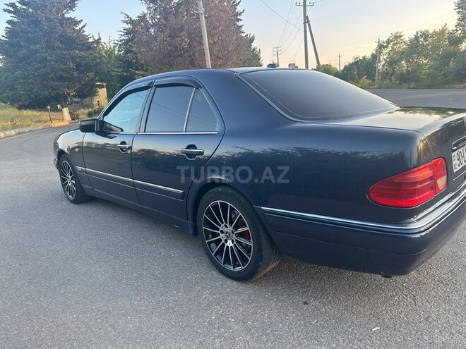 Mercedes E 240-4