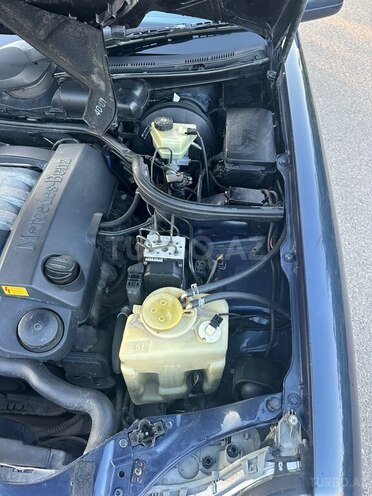 Mercedes E 240-11