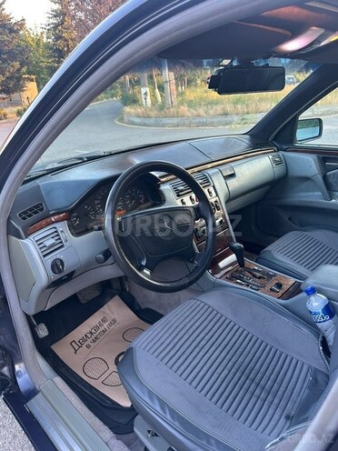 Mercedes E 240-13