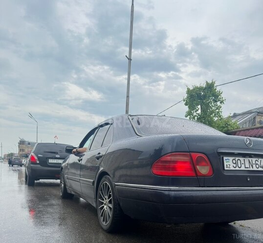 Mercedes E 240-16