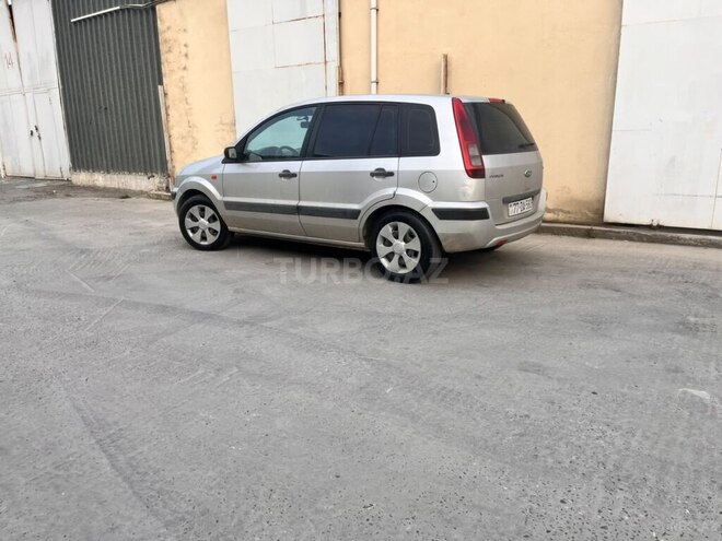 Ford Fusion-4