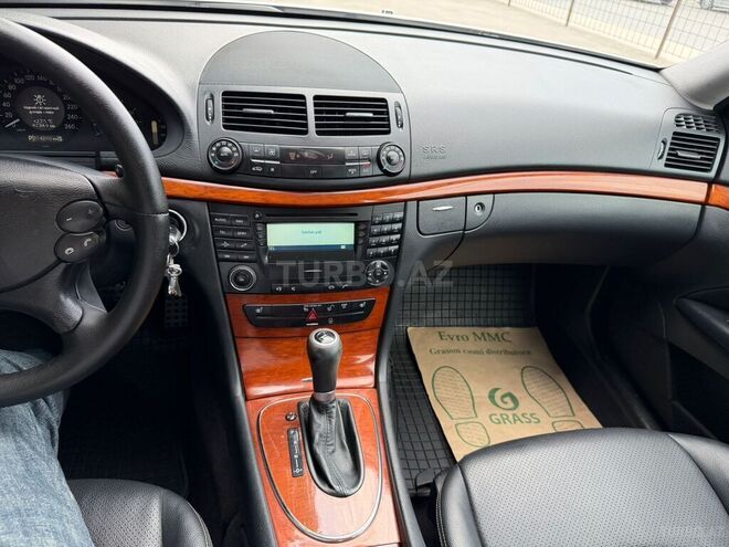 Mercedes E 200-11