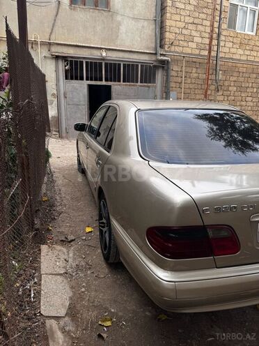 Mercedes E 220-11