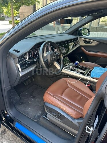 Audi Q8-14