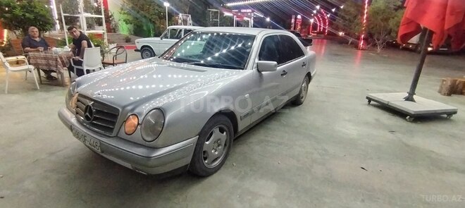 Mercedes E 200-1