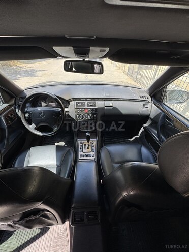 Mercedes E 280-17