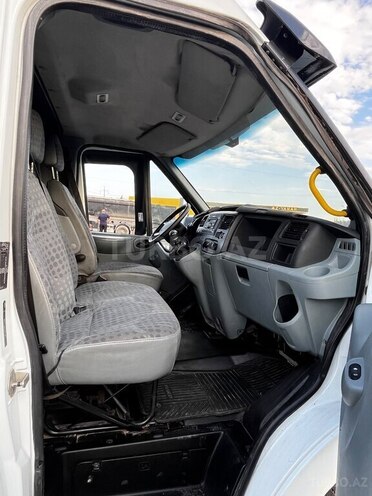 Ford Transit-10