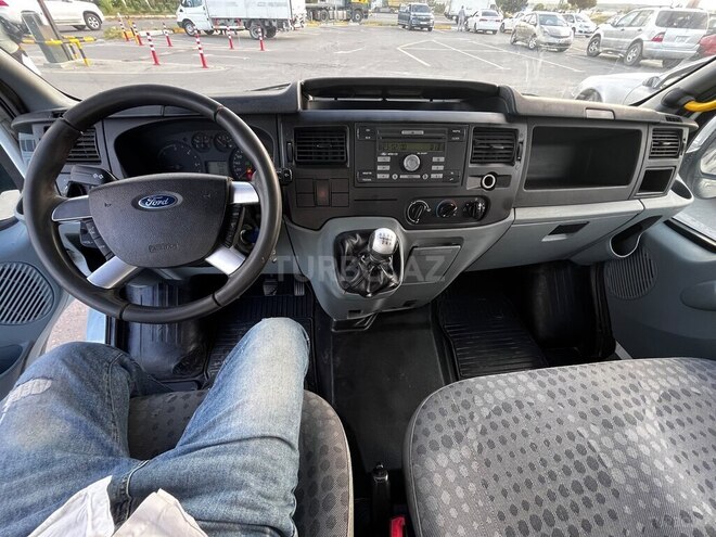 Ford Transit-13