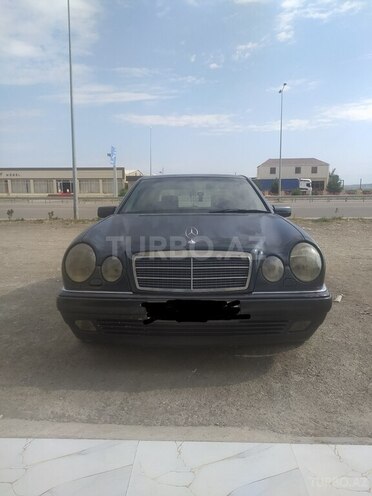Mercedes E 280-1