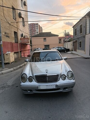 Mercedes E 220-1