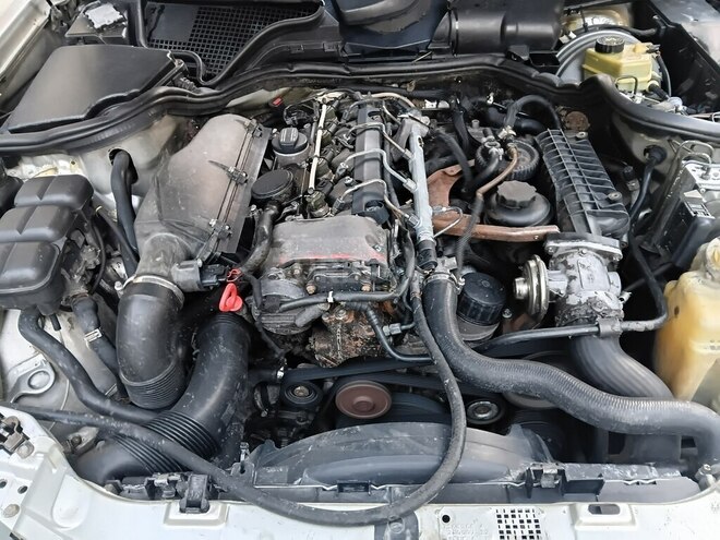 Mercedes E 220-11