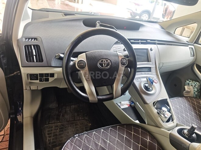 Toyota Prius-5