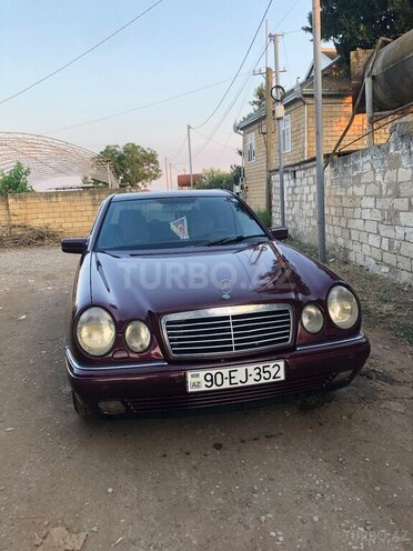 Mercedes E 240-1