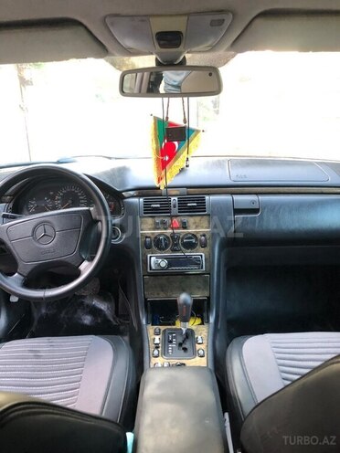 Mercedes E 240-8