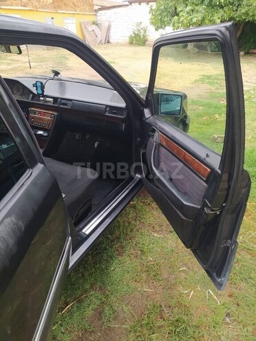 Mercedes 230 E-6