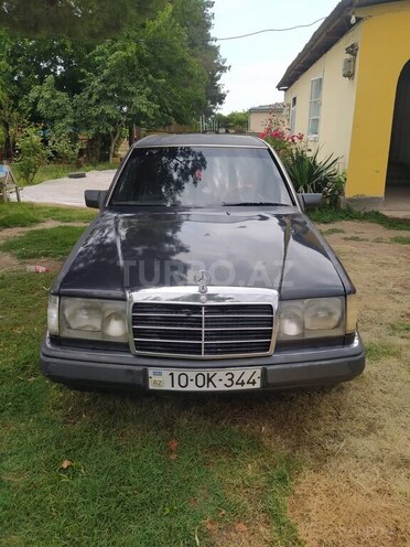Mercedes 230 E-1