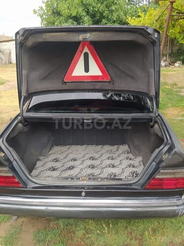Mercedes 230 E-9