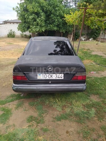 Mercedes 230 E-2
