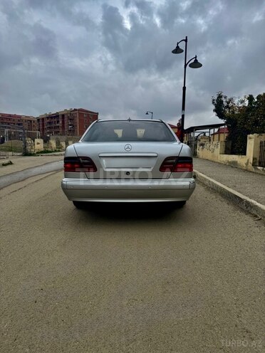 Mercedes E 220-10