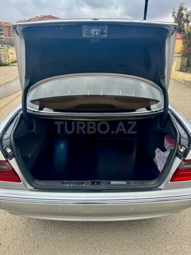 Mercedes E 220-11